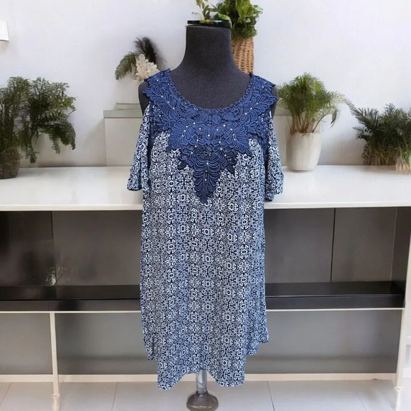 Knox Rose Blue Cold Shoulder Mini Dress Embroidered Neckline Lace Geometric - Picture 1 of 10